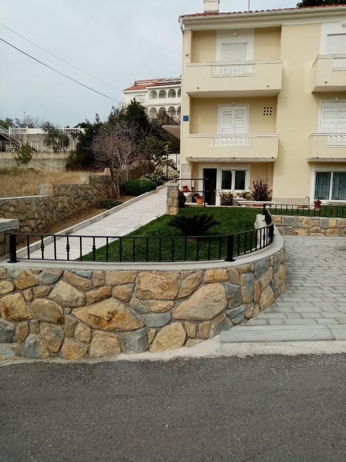 Apartments With A Parking Space Rab - 12383 Banjol 외부 사진